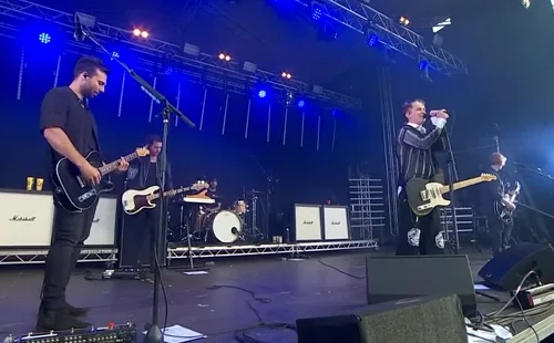 Nothing But Thieves live on tour